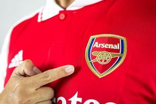 Arsenal badge 2000x1334.jpg
